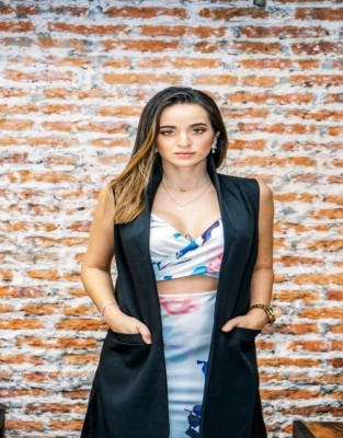 Lani Pastor, la modelo y máster en finanzas que quiere convertirse en diputada (Fotos)