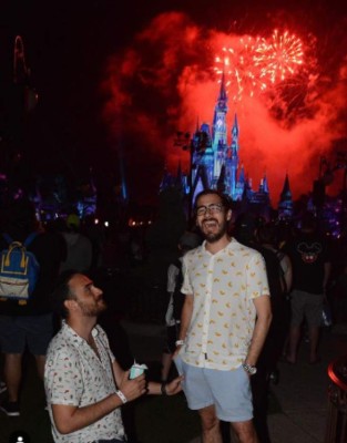 Periodista hondureño Carlos Mendoza le propone matrimonio a su novio en Disney