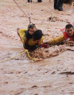 ¡Emotivos! Rescates de los Bomberos que sacaron lágrimas a Honduras en medio del desastre