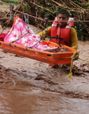 ¡Emotivos! Rescates de los Bomberos que sacaron lágrimas a Honduras en medio del desastre