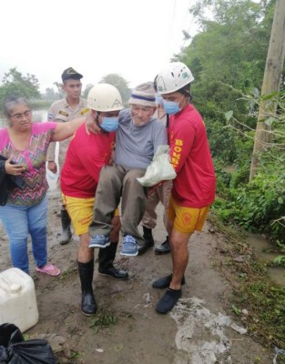¡Emotivos! Rescates de los Bomberos que sacaron lágrimas a Honduras en medio del desastre