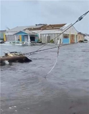 Entre escombros y bajo el agua, así quedó Bahamas tras paso de Dorian