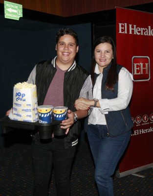 Fanáticos dieron la bienvenida al filme 'Cincuenta sombras liberadas'