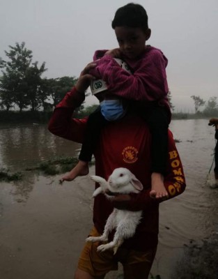 ¡Emotivos! Rescates de los Bomberos que sacaron lágrimas a Honduras en medio del desastre