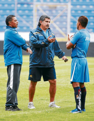 Pedro Atala: 'Hay jugadores que le están robando al Motagua”