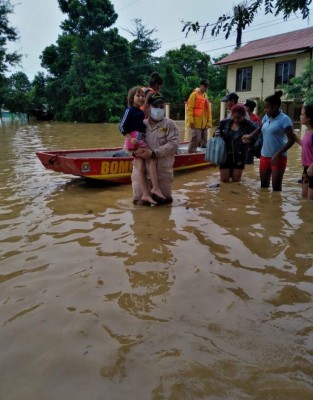 ¡Emotivos! Rescates de los Bomberos que sacaron lágrimas a Honduras en medio del desastre