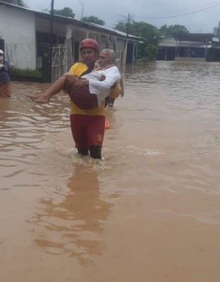 ¡Emotivos! Rescates de los Bomberos que sacaron lágrimas a Honduras en medio del desastre
