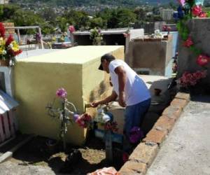 En el día de los difuntos, don Carlos Orlando Rostran se encontraba en horas de la mañana coronando a sus familiares fallecidos. Foto referencial.