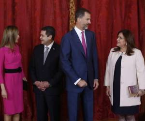 El presidente hondureño conversa con la reina Letizia y el rey Felipe con la primera dama Ana García, mientras posan para la prensa.