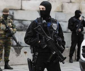 Militares y efectivos de las fuerzas especiales de Policía están desplegados por toda Bruselas, la capital y principal ciudad de Bélgica. Elpais.com.co| AFP