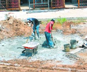 Un obrero que se dedica al rubro de la construcción devengará ahora 311 lempiras con 27 centavos por jornada laboral que representa un salario mensual de L. 9,338.21.