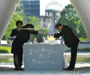 El alcalde de la ciudad de Hiroshima Kazumi Matsui, derecha, conmemora el 73ro aniversario del bombardeo atómico, el lunes 6 de agosto de 2018, en Japón.