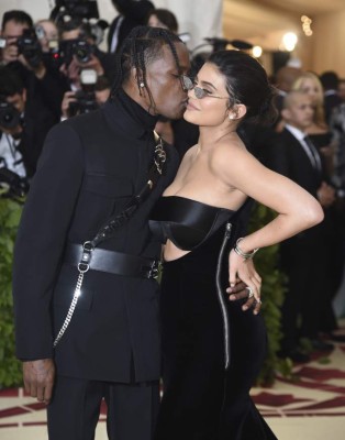 Kylie Jenner muestra su figura en entallado vestido en la Met Gala 2018