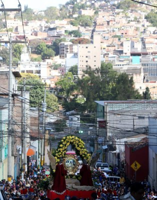 FOTOS: Procesión de la Virgen de Suyapa en la capital de Honduras
