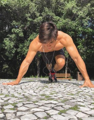 Gabriel Prado, el guapo doctor brasileño que enamora a sus fans con su atractivo