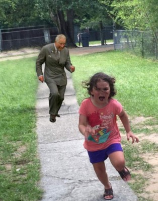 Niña corre aterrorizada de un pavo real y le hacen graciosos memes