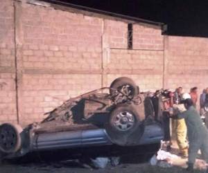 El vehículo quedó complemente destruido tras impactar contra una pared.