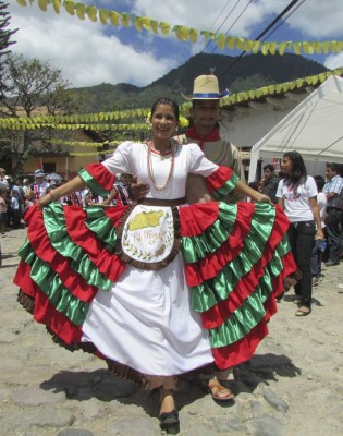 Colorido desfile para conmemorar la fiesta del mango y el mamey