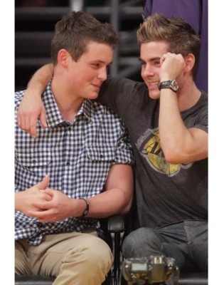 Famosos y sus hermanos: Ellos parecen gemelos pero no lo son