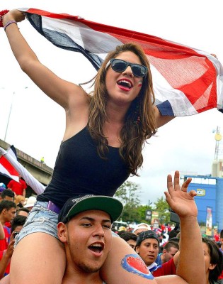 Bellezas mundialistas engalanan estadios y calles