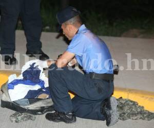 Indumentaria militar fue encontrada en el interior del maletín (Foto: David Romero/EL HERALDO)