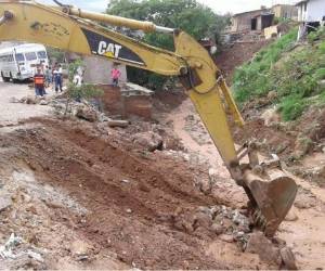 Autoridades municipales extienden el cauce de quebrada en la colonia Los Pinos, para prevenir más inundaciones.