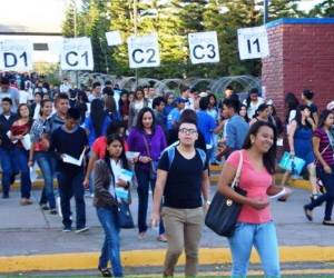 Aspirantes llegan a la máxima casa de estudios para someterse a la PAA.