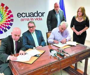 Ambos fiscales, Chinchilla y Chiriboga, firmaron el convenio.