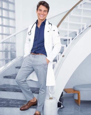 Gabriel Prado, el guapo doctor brasileño que enamora a sus fans con su atractivo