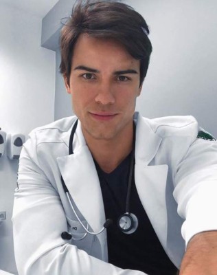 Gabriel Prado, el guapo doctor brasileño que enamora a sus fans con su atractivo