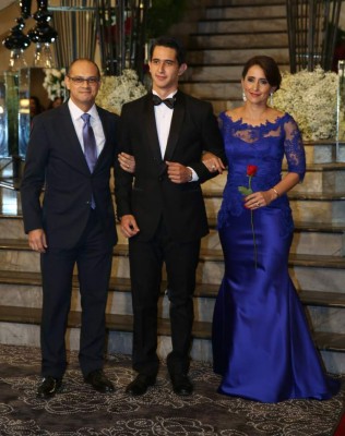 Noche de gala: Seniors de Aldebarán y Antares culminaron con éxito su ciclo escolar