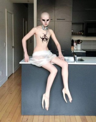 Así es Fecal Matter, la chica que parece un extraterrestre