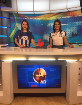 Bellas hondureñas que lucen la camiseta de la 'H”