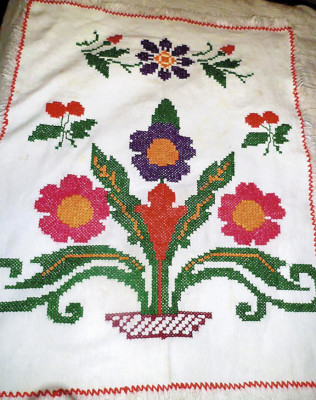 Mujeres contribuyen a la economía del hogar con el arte manual