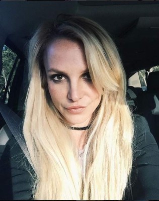 Britney Spears vuelve a encender las redes sociales con sexy traje de baño