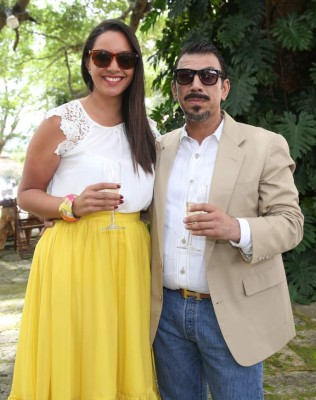 Unen sus vidas en una romántica ceremonia civil