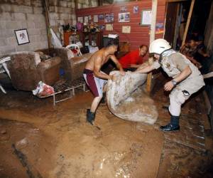 14 casas de la colonia Altos de Loarque resultaron afectadas por los fuertes torrenciales en la capital de Honduras, foto: Estalin Irías / EL HERALDO.