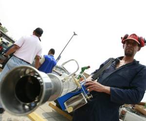 Con ayuda de nuevos equipos de fumigación manual y vehicular se pretende bajar el número de casos de dengue en la capital.