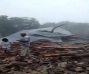 En la zona donde los menores quedaron soterrados varias casas sucumbieron debido a la fuerte corriente tras las lluvias.