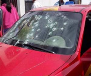 Fotos del auto en el que se conducía el presunto sicario.