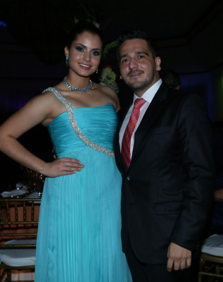 Enamorados anuncian la fecha de su boda