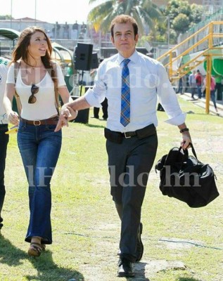 Derroche de amor entre Salvador Nasralla e Iroshka Elvir en el Excélsior