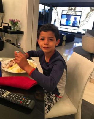 Hijo de Cristiano Ronaldo abre cuenta en Instagram con mensaje a Messi: 'Mi ídolo'
