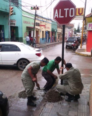 Honduras: Instalan señales viales en la ciudad de los caracolillos