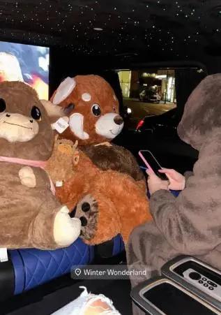 Jugador se tapó el rostró pero siempre fue captado recogiendo bella rubia