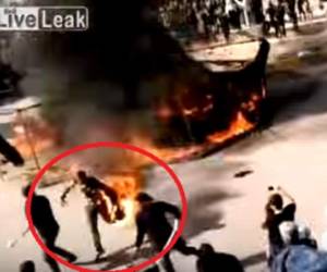 Fuertes imágenes de un hombre presa de las llamas.