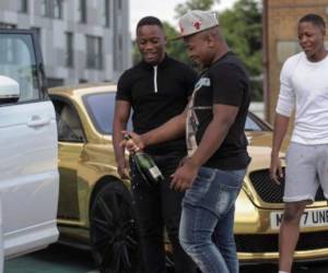 El joven le compró una casa nueva a su mamá y un auto de lujo.