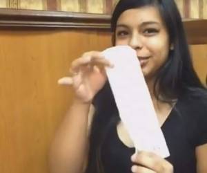 Sadie Elledge es una joven de 18 años que nació en Estados Unidos, pero tiene descendencia hondureña. Recibió una nota racista en el restaurante donde labora, un hecho condenado por la comunidad, foto: Cortesía WHSV / Hondureños en el mundo.