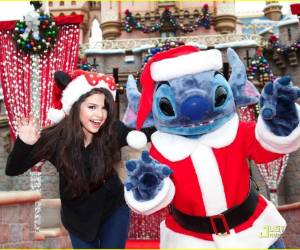 Queda claro por qué Disney elegía a Selena para inaugurar la Navidad en sus parques temáticos. Su alegría por la festividad siempre la caracteriza.