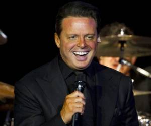 En esta foto del 11 de marzo del 2012, Luis Miguel durante un concierto en Río de Janeiro. El astro mexicano dará su primer concierto titular en el emblamático Hollywood Bowl de Los Ángeles el 6 de mayo como parte de su gira '¡México por siempre!'. Foto: AP/El Heraldo Honduras.